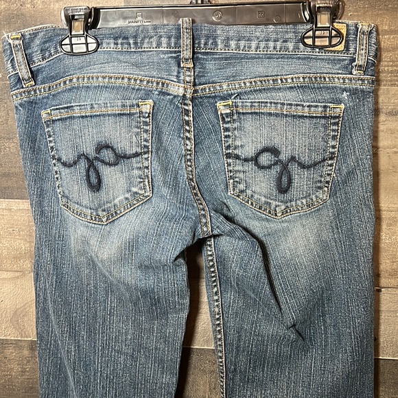 “Foxy-Flare” Guess Jeans - Picture 5 of 11